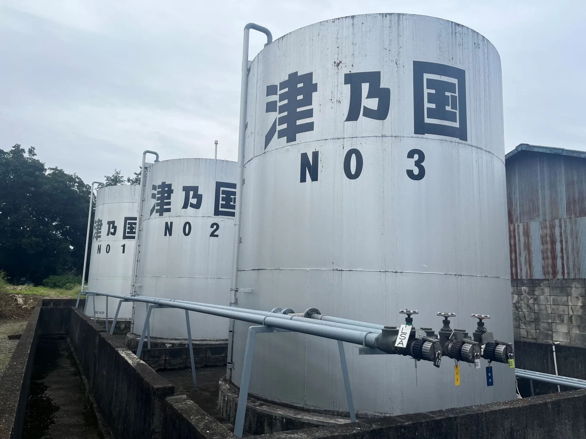 屋外の貯油タンク