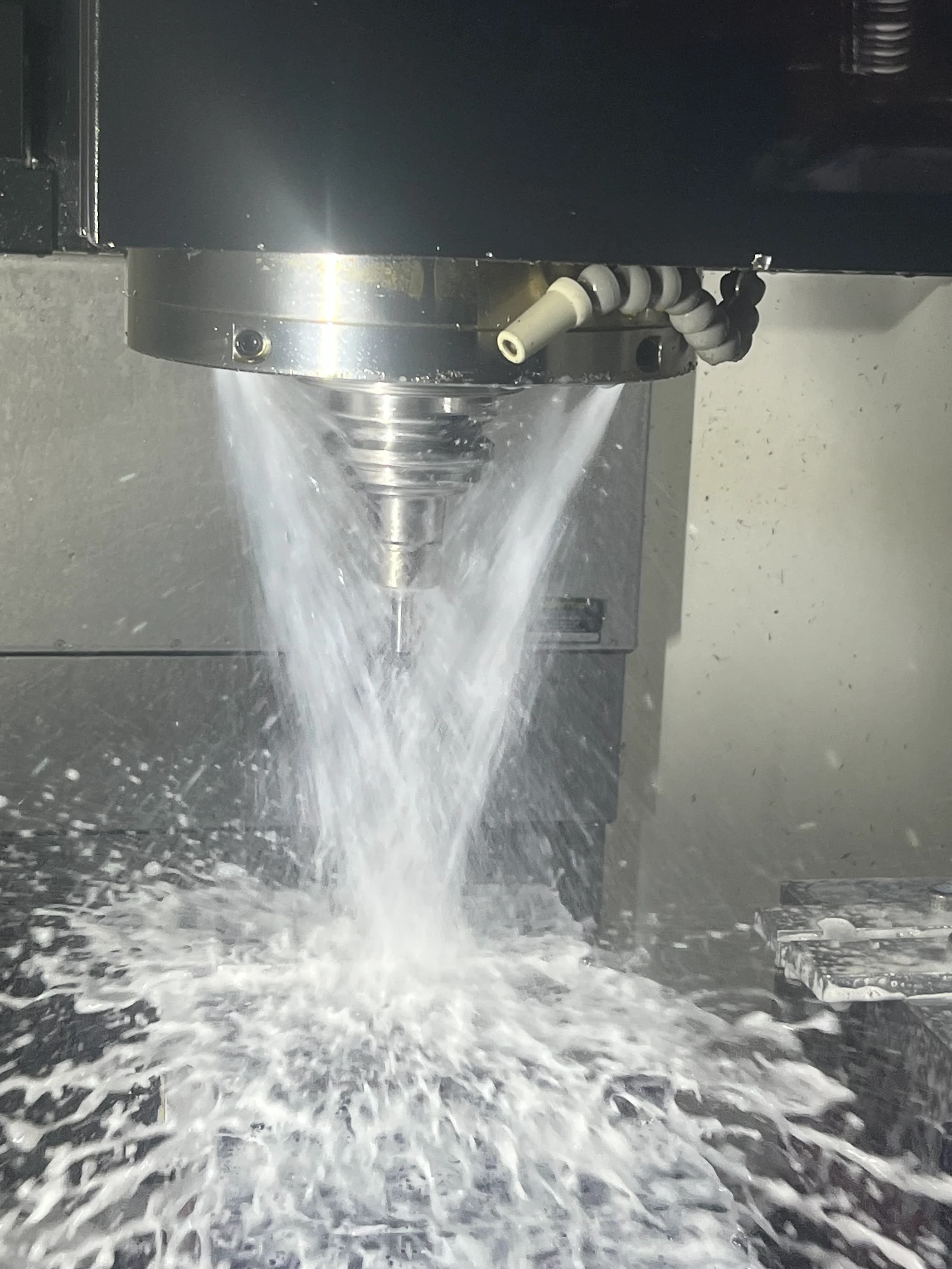 切削液を使用して稼働する工作機械